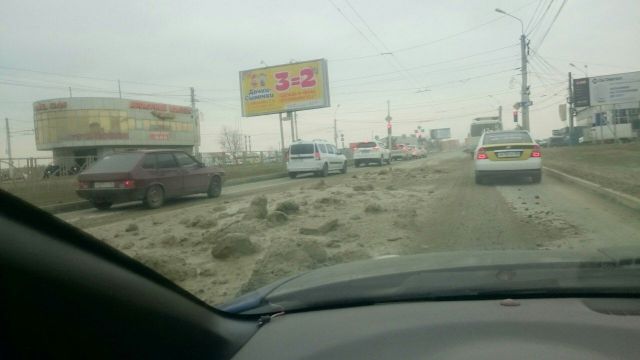 В Ставрополе самосвал «растерял» груз на проспекте Кулакова В Ставрополе самосвал «растерял» груз на проспекте Кулакова
