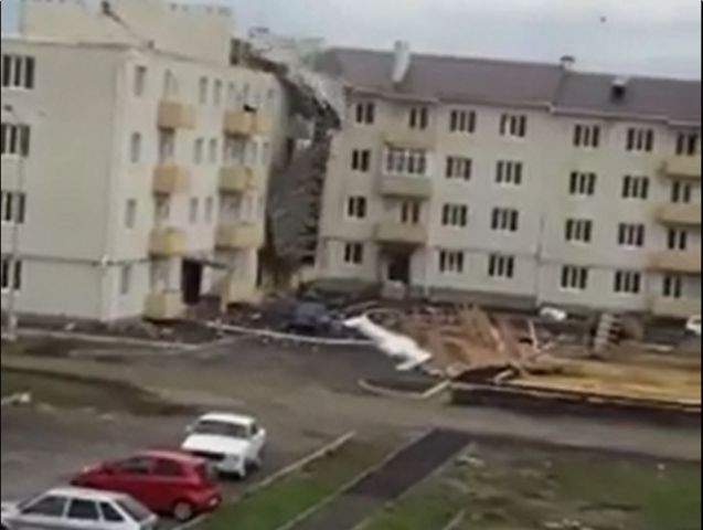 Обрушение крыши в коттеджном посёлке Михайловска попало на видео Обрушение крыши в коттеджном посёлке Михайловска попало на видео