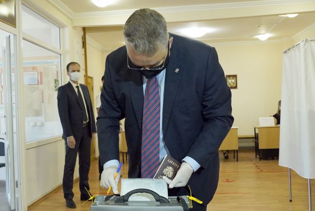 Владимир Владимиров принял участие в голосовании по поправкам в Конституцию Владимир Владимиров принял участие в голосовании по поправкам в Конституцию