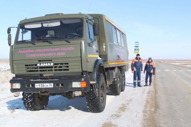 Спасатели дежурят на месте обрушения автомобильного моста через Большой Ставропольский канал Спасатели дежурят на месте обрушения автомобильного моста через Большой Ставропольский канал