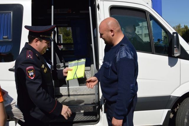 Ставропольские автоинспекторы надели на водителей общественного транспорта световозвращающие жилеты Ставропольские автоинспекторы надели на водителей общественного транспорта световозвращающие жилеты
