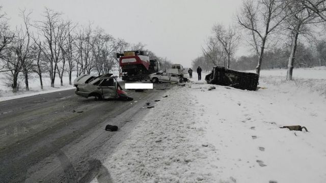 На Ставрополье легковушка столкнулась с микроавтобусом, один погиб, двое ранены На Ставрополье легковушка столкнулась с микроавтобусом, один погиб, двое ранены