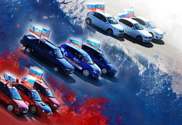 Российский флаг из автомобилей собрали автовладельцы в Георгиевске Российский флаг из автомобилей собрали автовладельцы в Георгиевске