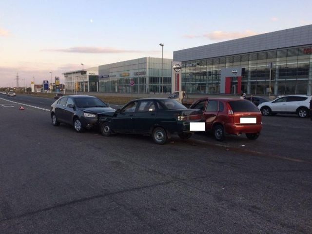 В Ставрополе в тройном ДТП пострадали два человека В Ставрополе в тройном ДТП пострадали два человека