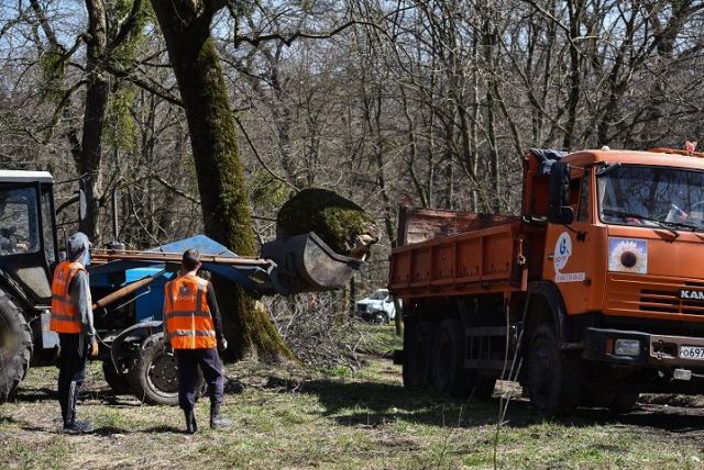 В Ставрополе из Бибердовой дачи вывезено 5 большегрузов валежника и бытового мусора В Ставрополе из Бибердовой дачи вывезено 5 большегрузов валежника и бытового мусора