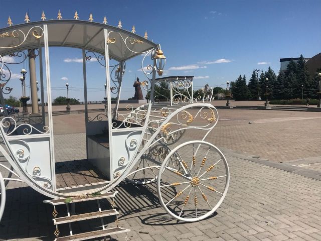 «Карета молодожёнов» переехала на Крепостную площадь Ставрополя «Карета молодожёнов» переехала на Крепостную площадь Ставрополя