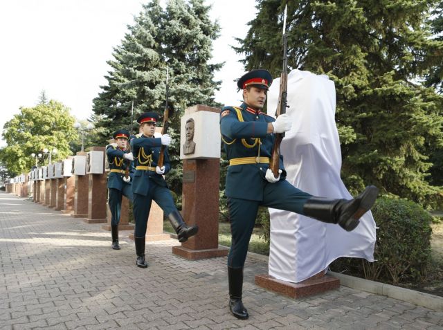 На Аллее почётных граждан Ставропольского края установили новые пилоны На Аллее почётных граждан Ставропольского края установили новые пилоны