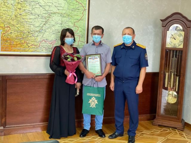 Руководитель ставропольского следственного ведомства поблагодарил нашедшего 3-летнюю девочку мужчину Руководитель ставропольского следственного ведомства поблагодарил нашедшего 3-летнюю девочку мужчину