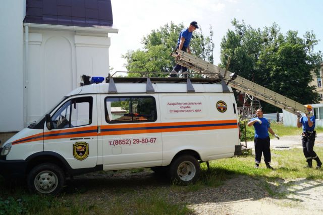 В Ставрополе спасатели открыли квартиру с запертым внутри ребёнком В Ставрополе спасатели открыли квартиру с запертым внутри ребёнком
