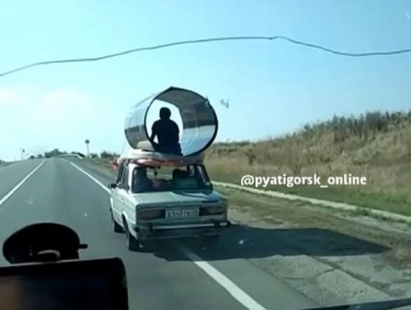 Житель Ставрополья прокатился на крыше легковушки в листе поликарбоната Житель Ставрополья прокатился на крыше легковушки в листе поликарбоната