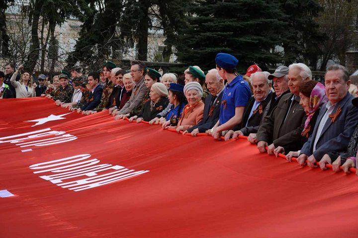 У Вечного огня в Ставрополе развернули 20-метровую копию Знамени Победы У Вечного огня в Ставрополе развернули 20-метровую копию Знамени Победы