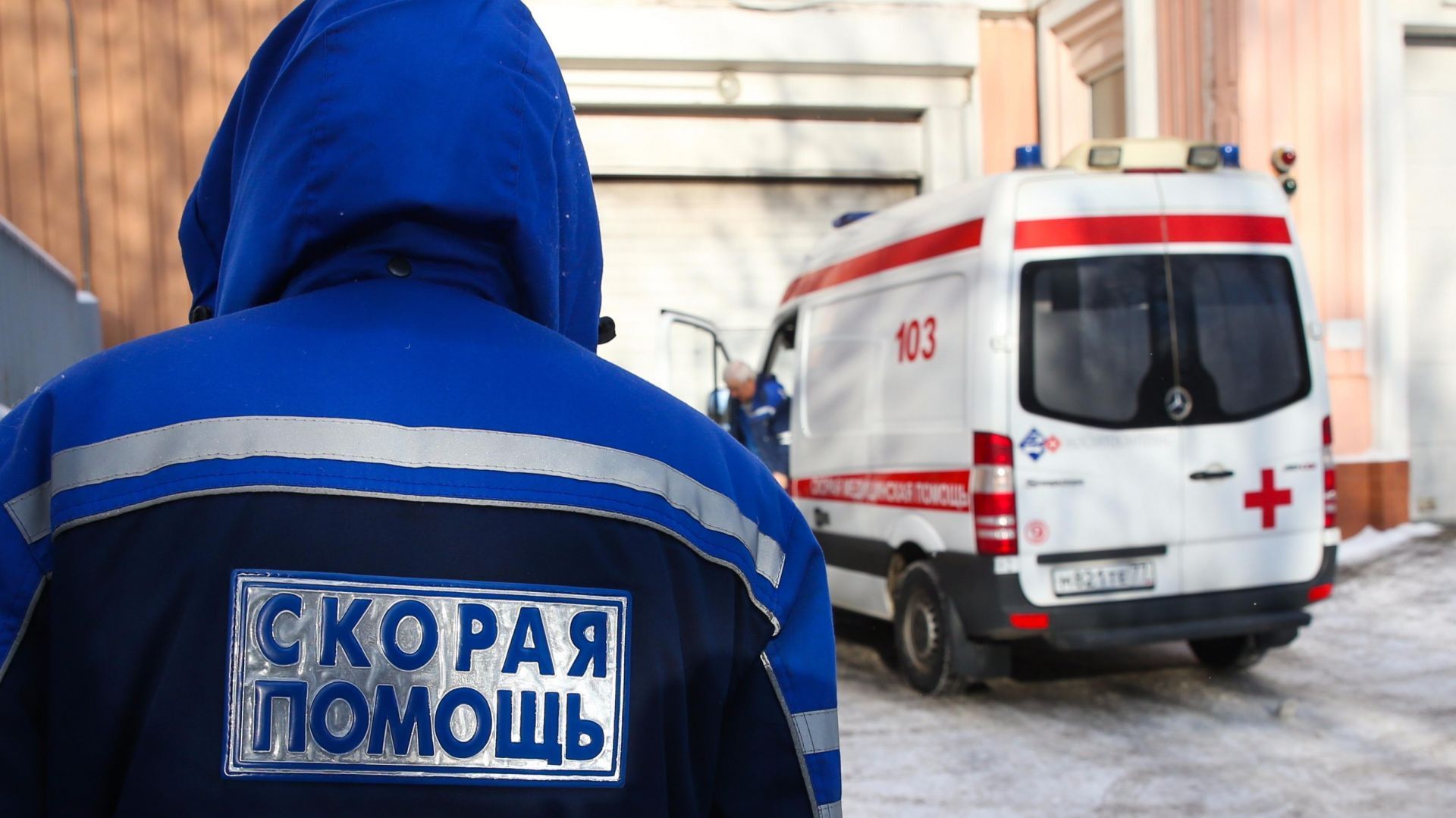 В Невинномысске спасателям пришлось переносить 200-килограммового мужчину с переломом ноги В Невинномысске спасателям пришлось переносить 200-килограммового мужчину с переломом ноги