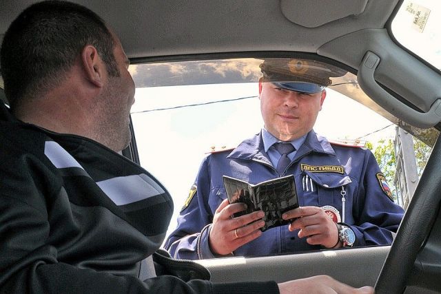На Ставрополье мужчина пытался с помощью фальшивой «корочки» избавиться от наказания за нарушение ПДД На Ставрополье мужчина пытался с помощью фальшивой «корочки» избавиться от наказания за нарушение ПДД