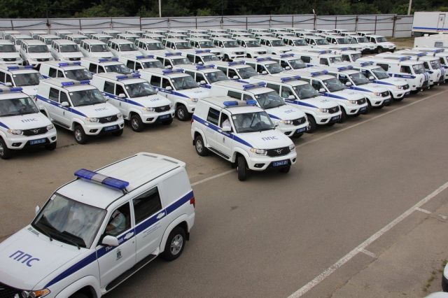 Ставропольские полицейские получили ключи от 34 новых служебных автомашин Ставропольские полицейские получили ключи от 34 новых служебных автомашин