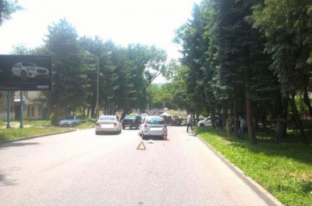 В Пятигорске из-за разгерметизации радиатора автомобиля произошло ДТП В Пятигорске из-за разгерметизации радиатора автомобиля произошло ДТП