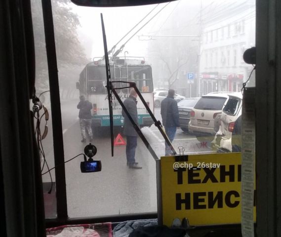 Троллейбус протаранил автомобили в Ставрополе Троллейбус протаранил автомобили в Ставрополе