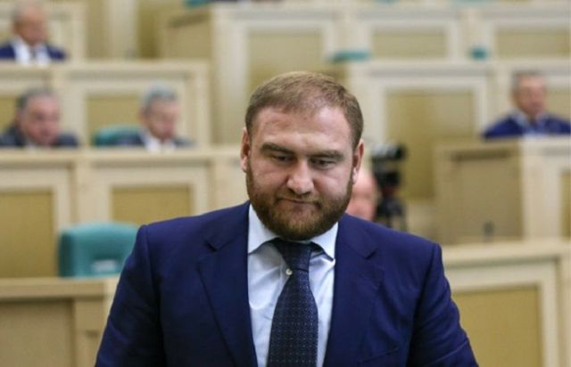Совет Федерации лишил полномочий арестованного сенатора Рауфа Арашукова Совет Федерации лишил полномочий арестованного сенатора Рауфа Арашукова