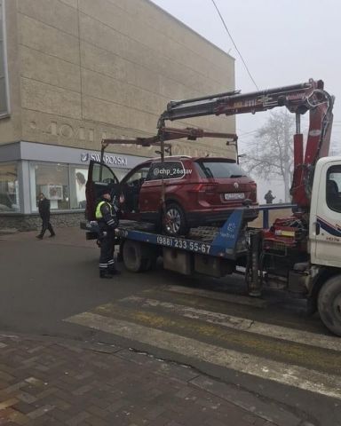 Ставропольчанку погрузили на эвакуатор вместе с её автомобилем Ставропольчанку погрузили на эвакуатор вместе с её автомобилем