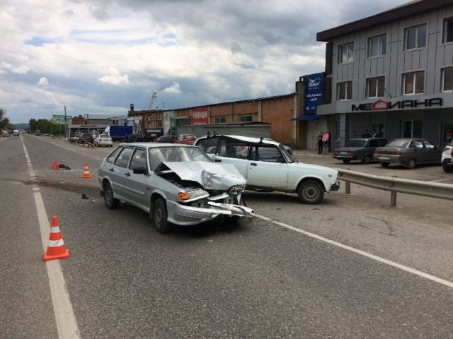 В Ставропольском крае в ДТП столкнулись три автомобиля, есть пострадавший В Ставропольском крае в ДТП столкнулись три автомобиля, есть пострадавший