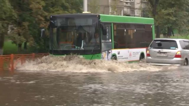 Сильный дождь затопил дороги и квартиры в Ставрополе Сильный дождь затопил дороги и квартиры в Ставрополе