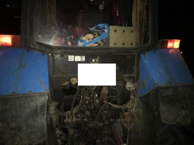 На Ставрополье легковушка столкнулась с трактором и загорелась На Ставрополье легковушка столкнулась с трактором и загорелась