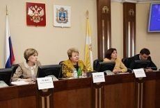Краевые парламентарии предложили причислить помощников воспитателей к педработникам Краевые парламентарии предложили причислить помощников воспитателей к педработникам