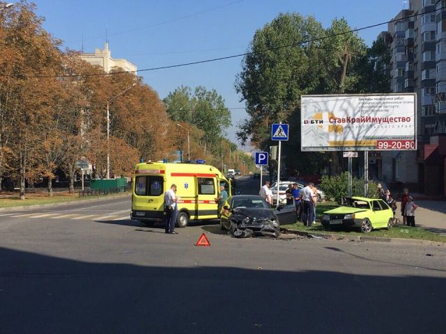 В Ставрополе столкнулись два легковых автомобиля, есть пострадавшие В Ставрополе столкнулись два легковых автомобиля, есть пострадавшие