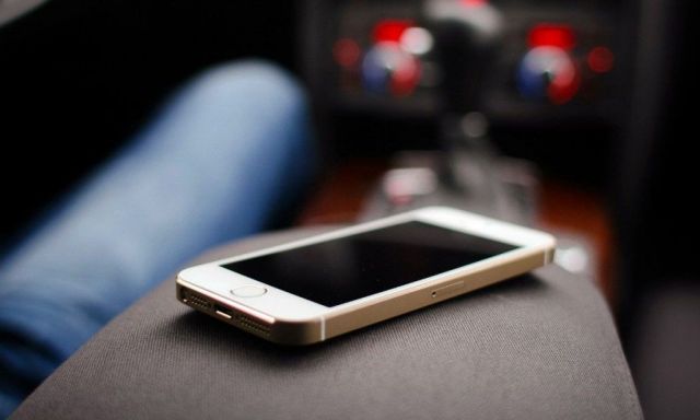 В Пятигорске мужчина лишился телефона после знакомства с двумя девушками В Пятигорске мужчина лишился телефона после знакомства с двумя девушками