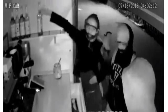 В Ставрополе девушки с нарисованными бородами обокрали кофейный ларёк В Ставрополе девушки с нарисованными бородами обокрали кофейный ларёк