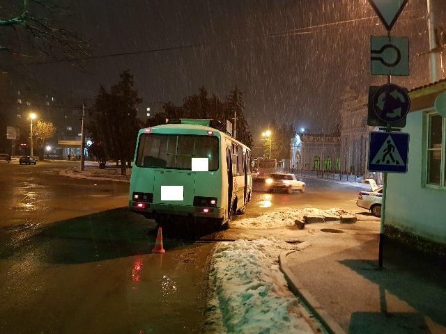 В Ставрополе женщина получила травму из-за резкого торможения автобуса В Ставрополе женщина получила травму из-за резкого торможения автобуса