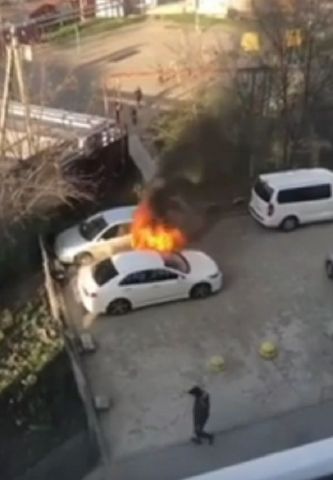 В Ставрополе во дворах сгорела иномарка В Ставрополе во дворах сгорела иномарка