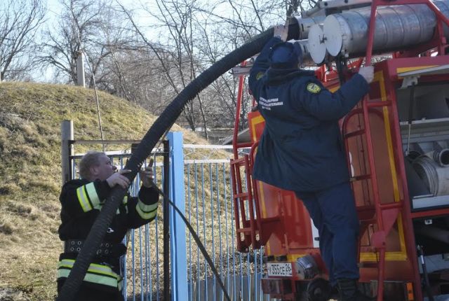 В Казинке спасателям пришлось откачивать воду из школьного подвала В Казинке спасателям пришлось откачивать воду из школьного подвала