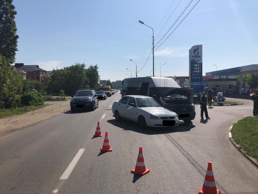 В Ставрополе легковушка врезалась в пассажирскую маршрутку, есть пострадавшие В Ставрополе легковушка врезалась в пассажирскую маршрутку, есть пострадавшие