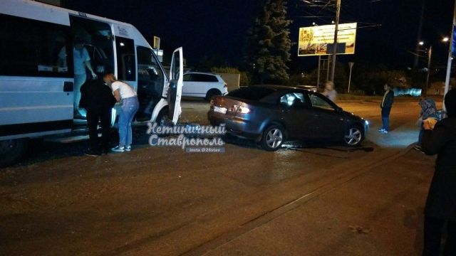 В Ставрополе иномарка столкнулась с маршруткой В Ставрополе иномарка столкнулась с маршруткой