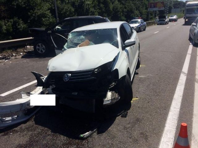 Под Пятигорском произошло лобовое столкновение двух легковых автомобилей Под Пятигорском произошло лобовое столкновение двух легковых автомобилей
