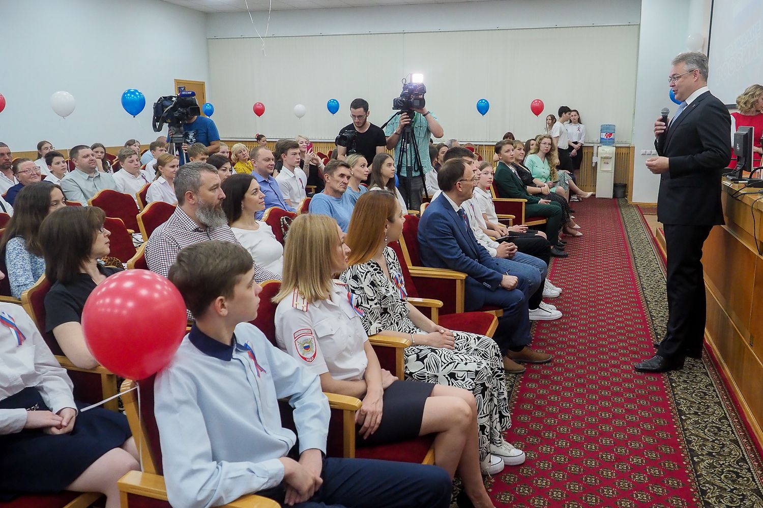Юные ставропольцы получили свои первые паспорта в канун Дня России