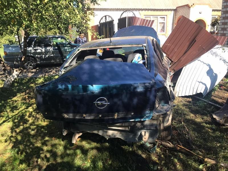Пьяная ставропольчанка не справилась с управлением и въехала в забор дома Пьяная ставропольчанка не справилась с управлением и въехала в забор дома
