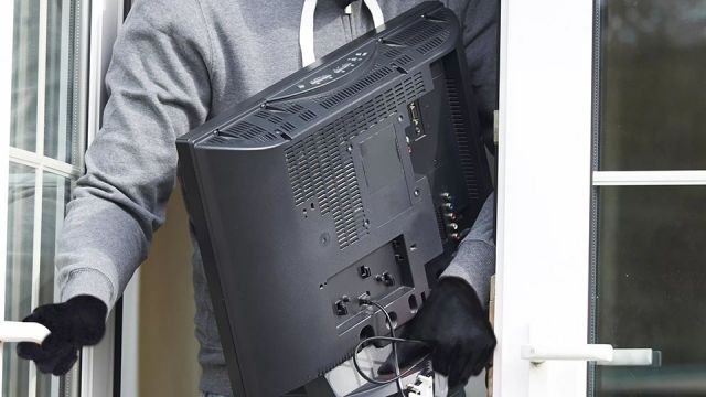 В Кисловодске мужчина похитил из чужого дома три телевизора и приставку В Кисловодске мужчина похитил из чужого дома три телевизора и приставку