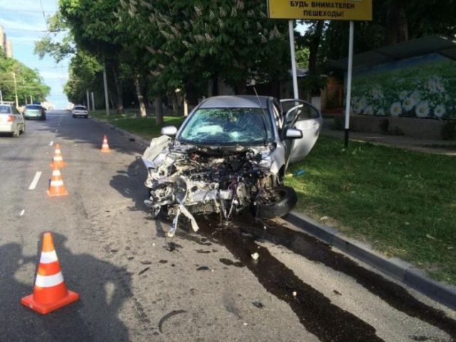 В Ставрополе водитель иномарки врезался в столб, 1 человек погиб В Ставрополе водитель иномарки врезался в столб, 1 человек погиб