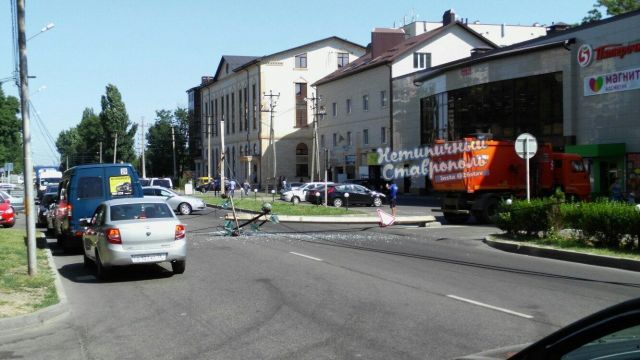 В Ставрополе мусоровоз сбил опору ЛЭП В Ставрополе мусоровоз сбил опору ЛЭП