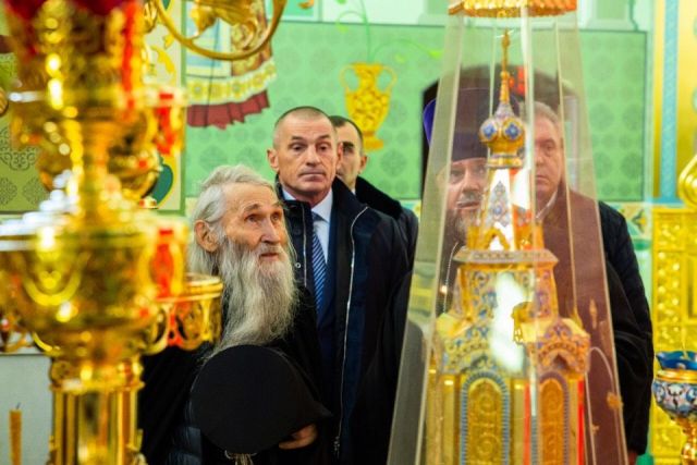 Прихожан собора святого князя Владимира в Ставрополе благословил схиархимандрит Илий Прихожан собора святого князя Владимира в Ставрополе благословил схиархимандрит Илий