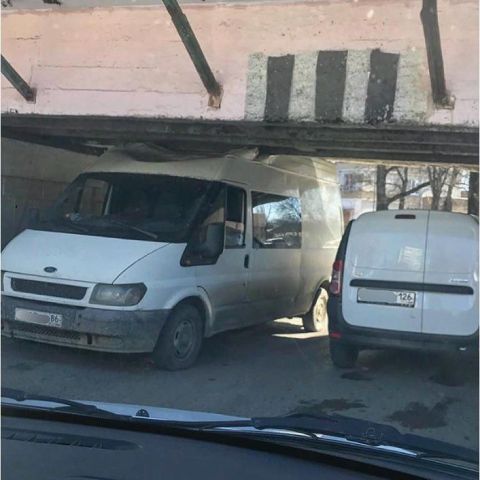 В Пятигорске под мостом снова застрял микроавтобус В Пятигорске под мостом снова застрял микроавтобус