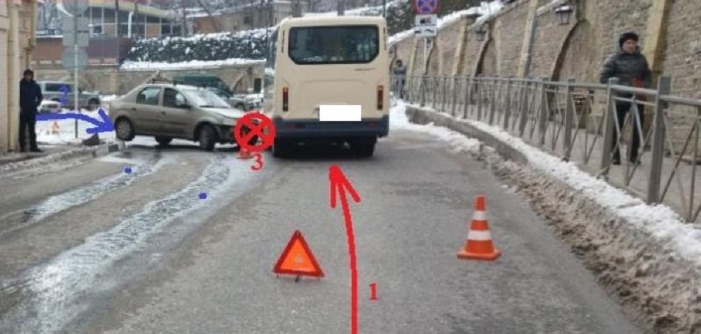 В Кисловодске столкнулись пассажирская маршрутка и легковой автомобиль В Кисловодске столкнулись пассажирская маршрутка и легковой автомобиль