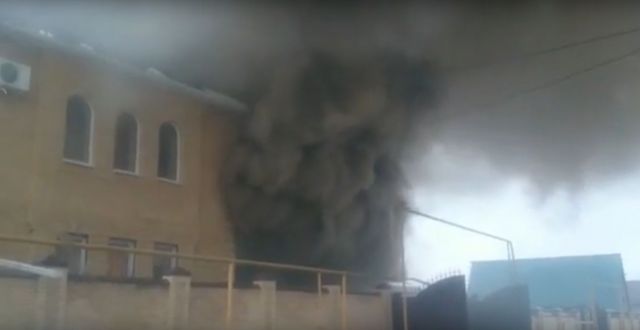 Очевидцы сняли на видео пожар в частном доме в Железноводске Очевидцы сняли на видео пожар в частном доме в Железноводске