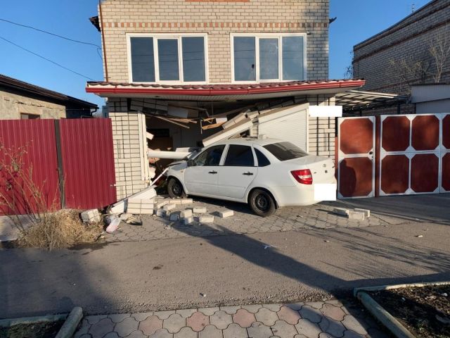 На Ставрополье водитель «Лады Гранты» врезался в стену дома На Ставрополье водитель «Лады Гранты» врезался в стену дома