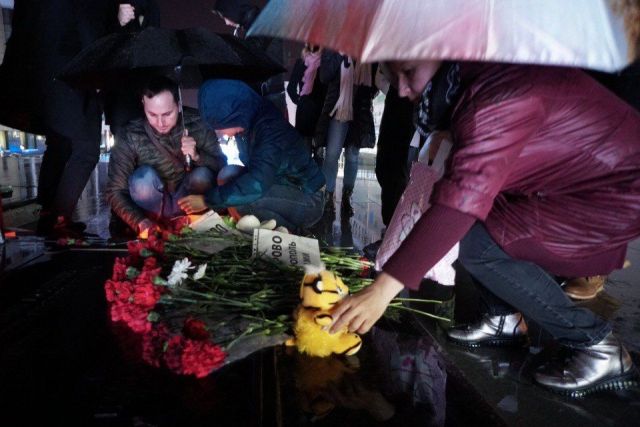 Ставропольцы несут цветы на Александровскую площадь, чтобы выразить соболезнования семьям погибших в Кемерове Ставропольцы несут цветы на Александровскую площадь, чтобы выразить соболезнования семьям погибших в Кемерове