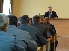 Все полицейские пишут сочинение на заданную тему Все полицейские пишут сочинение на заданную тему