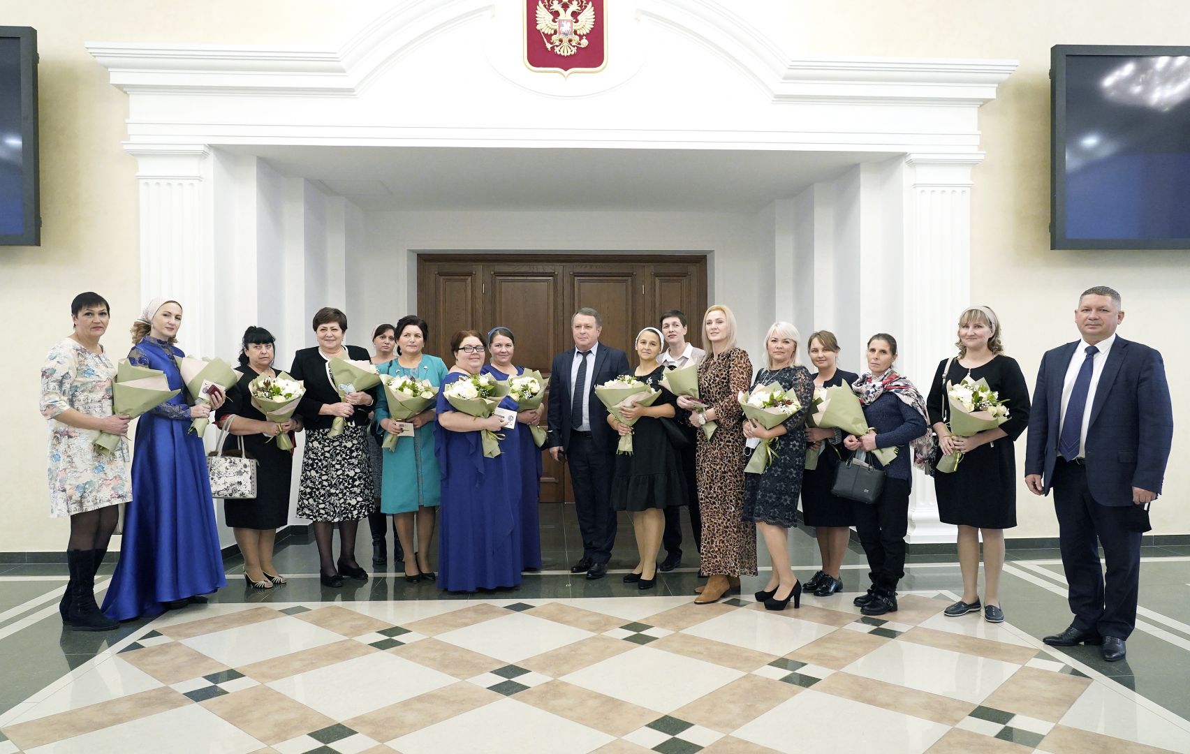 В Ставрополе 28 женщинам вручили медали «Материнская слава» В Ставрополе 28 женщинам вручили медали «Материнская слава»
