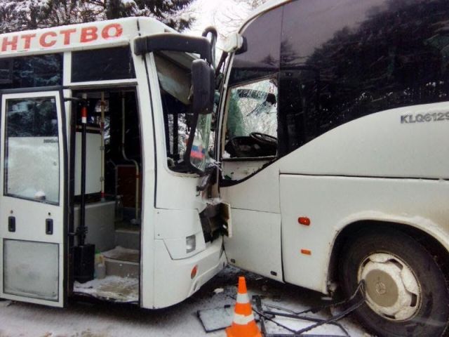 В Пятигорске столкнулись два автобуса, пострадали три человека В Пятигорске столкнулись два автобуса, пострадали три человека