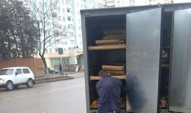 Жители Кисловодска возмущены разгрузкой хлеба в антисанитарных условиях Жители Кисловодска возмущены разгрузкой хлеба в антисанитарных условиях